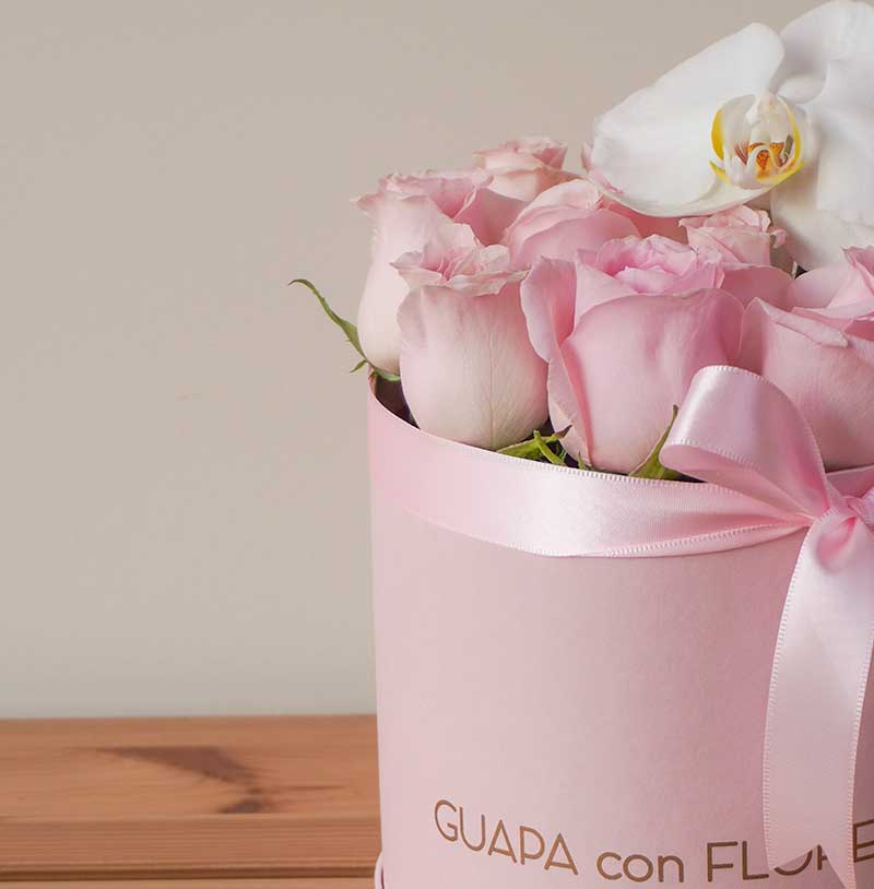 caja de rosas con orquideas
